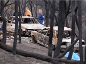 Záchranái a vyetovatelé v Steels Creek, kudy se pehnal niivý poár. (11. únor 2009)