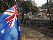 Záb�r z australského m�sta Kinglake, kudy se prohnal ni�ivý po�ár (16. únor 2009)