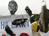 Studenti háí boty na podobiznu Hillary Clintonové bhem její návtvy v Jakart. (18. únor 2009)