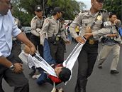 Policisté zakroují proti studentm protestujícím v Jakart proti návtv Hillary Clintonové (18. únor 2009)