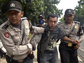 Policisté zakroují proti studentm protestujícím v Jakart proti návtv Hillary Clintonové (18. únor 2009)