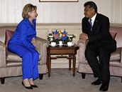 Hillary Clintonová se v Jakart setkala také s éfem ASEANU (Asociace jihoasijských národ) Surinem Pitsuwanem.