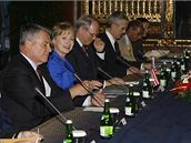 Americká delegace vedená Hillary Clintonovou pi jednání s indonéskými protjky v Jakart. (18. únor 2009)