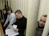 Obvinní z vrady Anny Politkovské v soudní síni - zleva Ibrahim Machmudov,