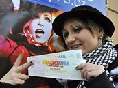 Fanynka Madonny s lístky na její praské vystoupení, které se koná 13. srpna v pírodním amfiteátru na Chodov.