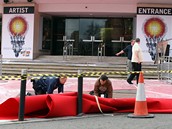 Brit Awards 2009 - dlníci natahují ervený koberec pro hvzdy