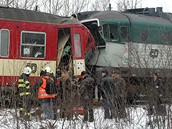 V Paskov� se srazily osobní vlaky. Nehoda si vy�ádala p�es 40 zran�ných, dva z nich odvezl vrtulník. (16. února 2009)