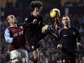 Aston Villa - CSKA Moskca; Agbonlahor (vlevo) - ��enikov (uprost�ed)
