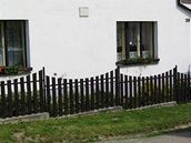 Klasika eských vesnic - devný plot s podezdívkou.