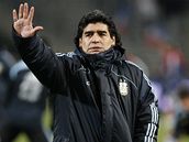 Argentinsk trenr Diego Maradona zdrav fanouky v Marseille ped ppravou Francie - Argentina
