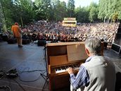 Rudolf Pellar ped publikem Open Air Music Festivalu Trutnov 2008 (v poped...