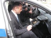 Ministr vnitra Ivan Langer si prohlíí novinku ve sluební aut policie.