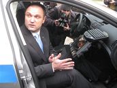 Ministr vnitra Ivan Langer si prohlíí novinku ve sluebním aut policie.