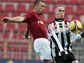 Tomá epka (Sparta, vlevo) v utkání proti Linci