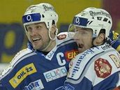 Plze� - Liberec: autor hattricku Martin Straka (vlevo) se raduje spole�n� s Václavem Benákem