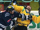 Ústí nad Labem - Benátky: hostující Miroslav Kopic (v modrém) atakuje ústeckého Jana Hemana.