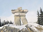 KAMENNÝ MASKOT. Paná�ek Ilanaaq (p�ítel) v barvách olympijských kruh� je symbolem her 2010. P�ipomíná tradi�ní inuitský symbol Inukshuk (na snímku), kamennou postavu, která na severu Kanady ukazovala cestu do bezpe�í.