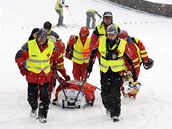 Záchraná�i odvá�ejí po pádu �eskou skokanku na ly�ích, �trnáctiletou Lucii Míkovou.