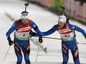 Pedávka francouzských biatlonist:  Sylvie Becaertová (vpravo) posílá na tra Vincenta Defrasneho.