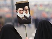 Nejvy��í duchovní Ajatoláh Alí Chameneí (vlevo) dohlí�el na oslavy.