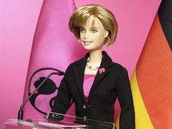 Nmeck kanclka Angela Merkelov jako panenka Barbie. (10. nora 2009)