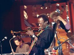 Miles Davis, v pozad Chick Corea a Dave Holland