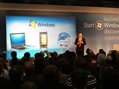 Steve Balmer na tiskov konferenci Microsoftu v Barcelon