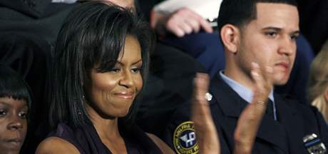 Americk prvn dma Michelle Obamov naslouch prezidentovu prvnmu projevu o stavu unie (24. nora 2009)