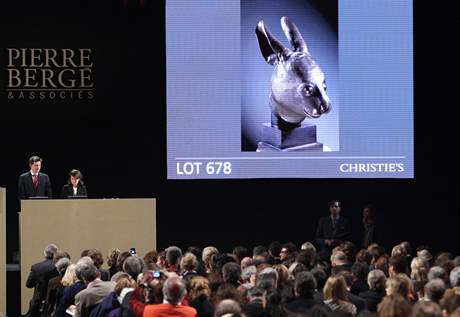 Dražba čínské sošky králičí hlavy v Paříži (25. února 2009)