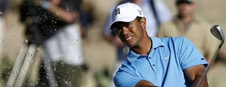 Tiger Woods odpaluje míek pi MS  na jamky v americké Maran.