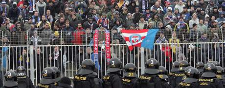 ádní fotbalových chuligán na stadionu na Srbské v Brn ped zápasem 1. FC Brno a Baník Ostrava