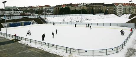 Zboenit hokejovho stadionu za Lunkami v Brn nahradilo kluzit