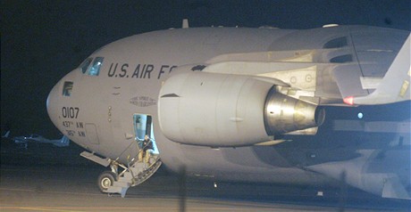 Americk armdn letadlo na Ruzyni (25.2.2009)