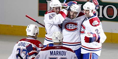 Hokejisté Montrealu Canadiens se radují z branky Tomáe Plekance (uprosted)