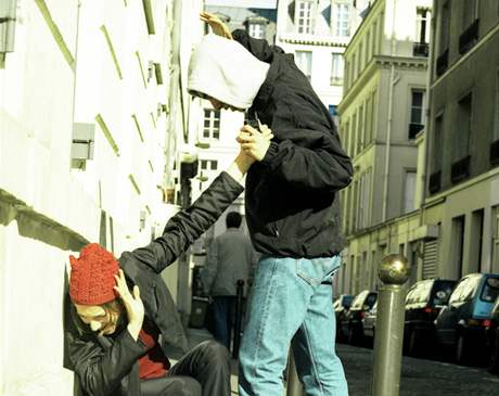 Ti zadrení mladíci podezelí ze tvrteního ubití bezdomovce jsou nyní vyslýcháni policií. Ilustraní foto