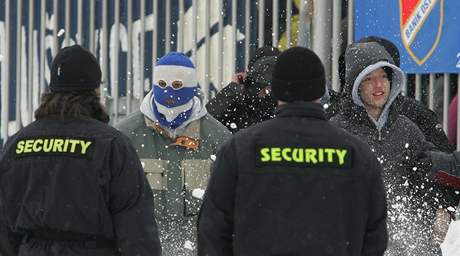 Fanouky Baníku ochranka na stadionu pi únorovém utkání v Brn neuhlídala, policie stejn musela zasahovat.