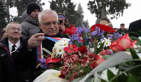 Prezident Václav Klaus u hrobu Jana Zajíce, který se ped 40 lety upálil (20. ledna 2009)