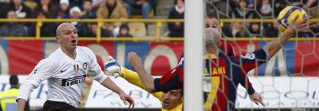 Boloa - Inter Milán: Cambiasso (vlevo) stílí gól do sít Boloni