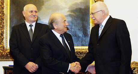 Blatter si pi únorové návtv Prahy tese rukou s prezidentem Klausem