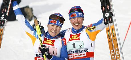 Mistrovství svta v klasickém lyování Aino Kaisa Saarinenová (vlevo) a Virpi Kuitunenová.
