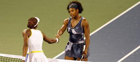Sestry Serena a Venus Williamsovy si podávají ruku po vzájemném souboji.