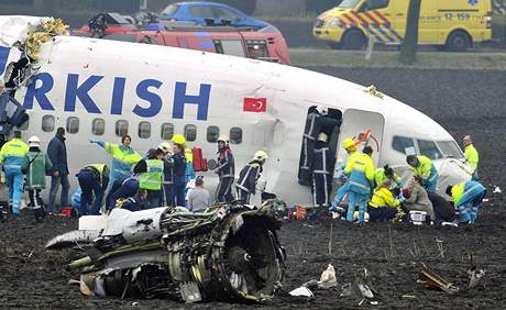 Boeing 737 leteck spolenosti Turkish Airlines se ztil nedaleko Amsterdamu