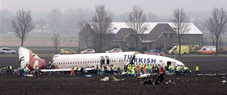 Boeing 737 leteck spolenosti Turkish Airlines se ztil nedaleko Amsterdamu
