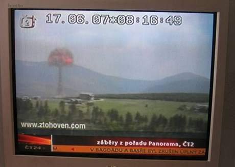 Zábr výbuchu, který odvysílala skupina Ztohoven.