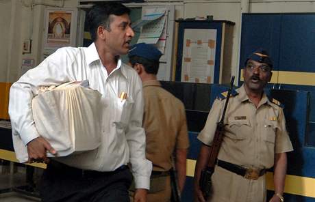 Policejní úedník pináí soudní spisy k pípadu bombajského atentátníka Muhammada Kasaba