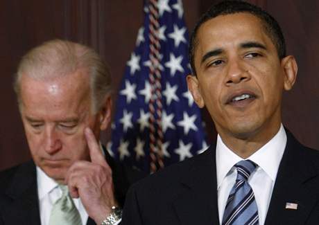 Barack Obama pedstavuje rozpoet na rok 2010. V pozad viceprezident Joe Biden