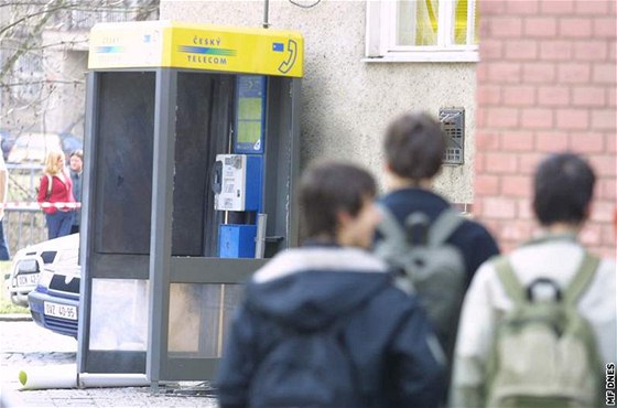 Trojice mladík si vylepovala píjem vykrádáním telefonních automat. Ilustraní foto.