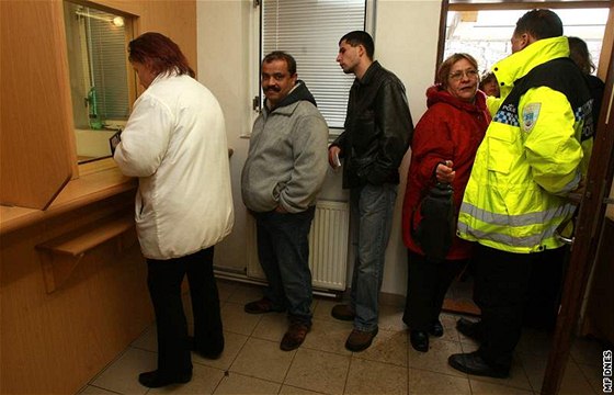 Mstský policista asistuje pi vyplácení sociálních dávek na chomutovském mstském úad (23. února 2009)