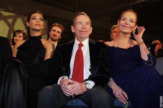 Václav Havel navtívil s manelkou slavnostní veer po finále jubilejní eské Miss 2009.