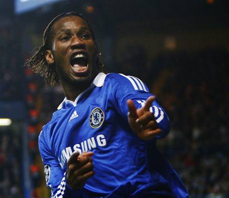 Didier Drogba, útoník fotbalist Chelsea, oslavuje gól v utkání Ligy mistr proti Juventusu.